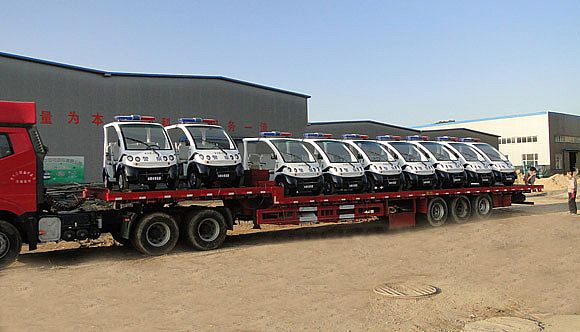 廠區工人準備裝第十輛電動巡邏車