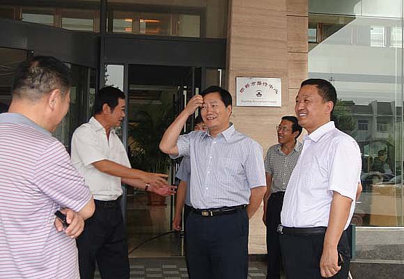 呂洪濤董事長和相關領導交談