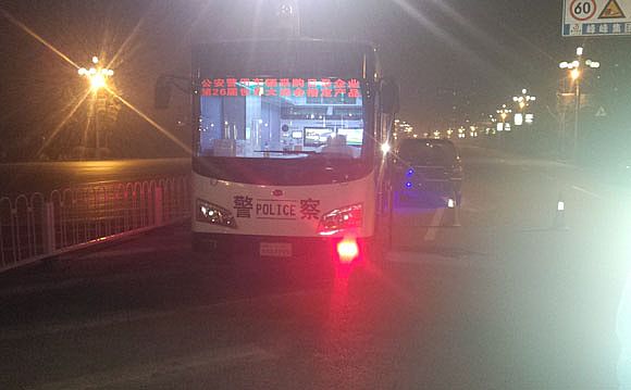 夜間執(zhí)勤的躍迪移動警務室前方