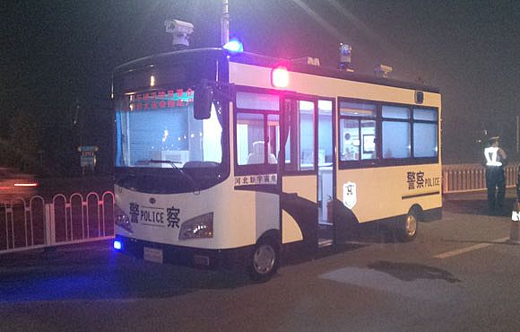 夜間執(zhí)勤的躍迪移動警務室