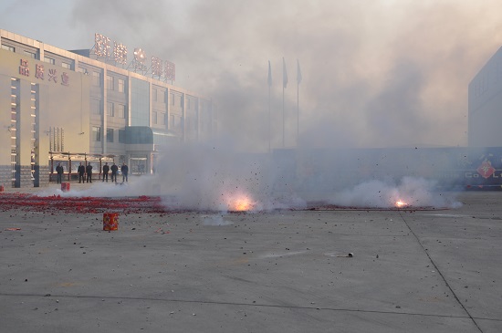 2015年新年上班第一天，鞭炮齊鳴，禮花沖天，精神飽滿干事業！