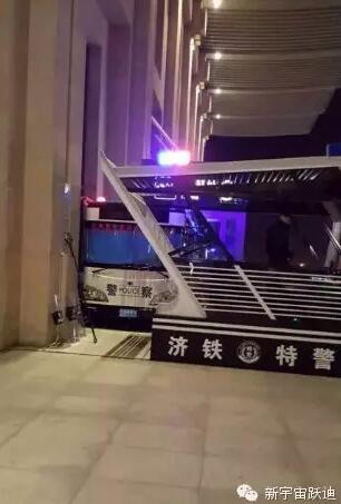 躍迪移動警務室執(zhí)勤于濟鐵站—全面治安防控