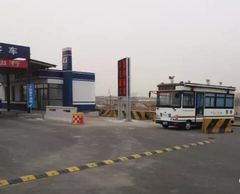 貪玩幼童上高速—躍迪移動警務(wù)室助力，熱心民警忙尋親