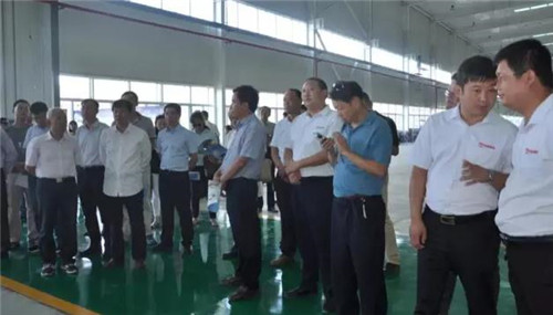 專家、教授聽取陜西躍迪公司對整體項目規劃和系列新能源客車產品的系統介紹