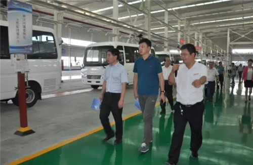 在公司相關領導陪同下，專家、教授們深入沖焊、涂裝、總裝三大車間實地觀摩