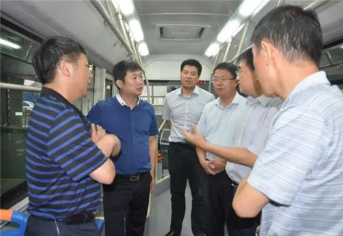 徐明非副廳長登上陜西躍迪自主研發純電動客車親身體驗