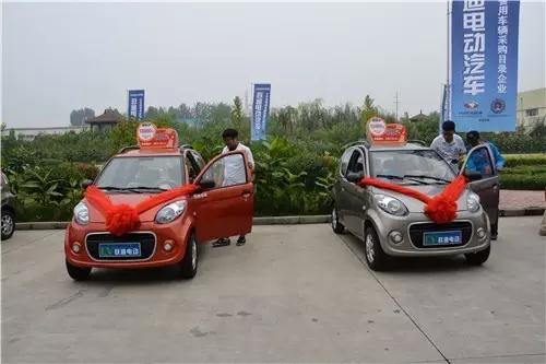 客戶(hù)前來(lái)參觀(guān)躍迪電動(dòng)汽車(chē)