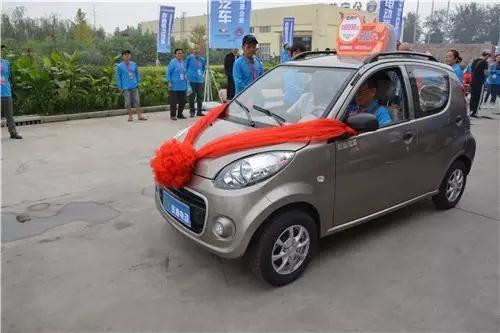 客戶(hù)試駕躍迪電動(dòng)汽車(chē)