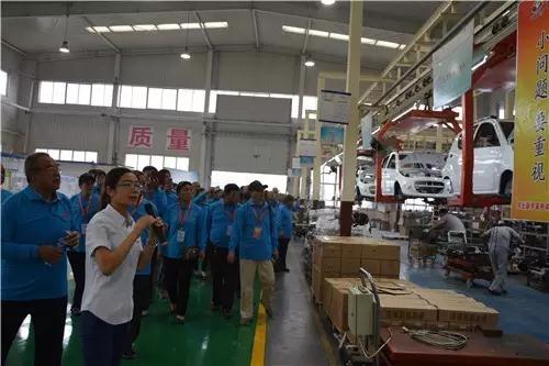 躍迪工作人員為客戶(hù)介紹汽車(chē)工藝