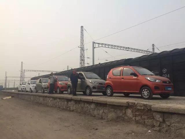 躍迪電動汽車鐵路運輸準備裝車。