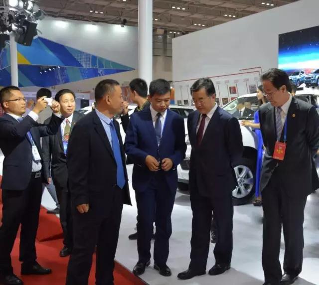 領導前來參加躍迪電動汽車展會