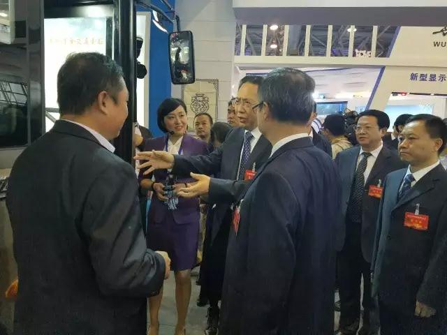 安徽省委書記李錦斌,代省長李國英一行蒞臨躍迪集團旗下安達爾汽車展位參觀指導