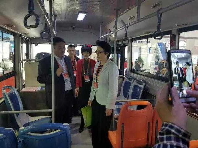 安徽省委書記李錦斌,代省長李國英一行蒞臨躍迪集團旗下安達爾汽車展位參觀指導