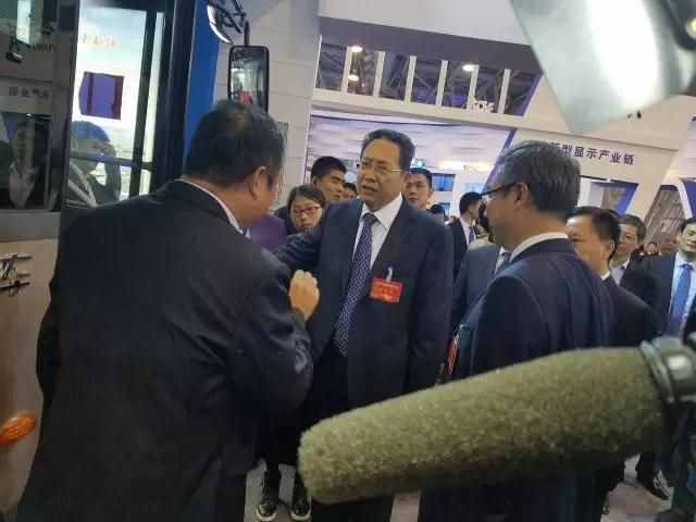 安徽省委書記李錦斌,代省長李國英一行蒞臨躍迪集團旗下安達爾汽車展位參觀指導