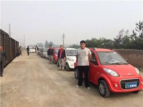 躍迪電動汽車鐵路運(yùn)輸裝車中