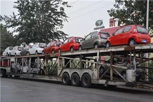 躍迪電動(dòng)汽車正在裝車中