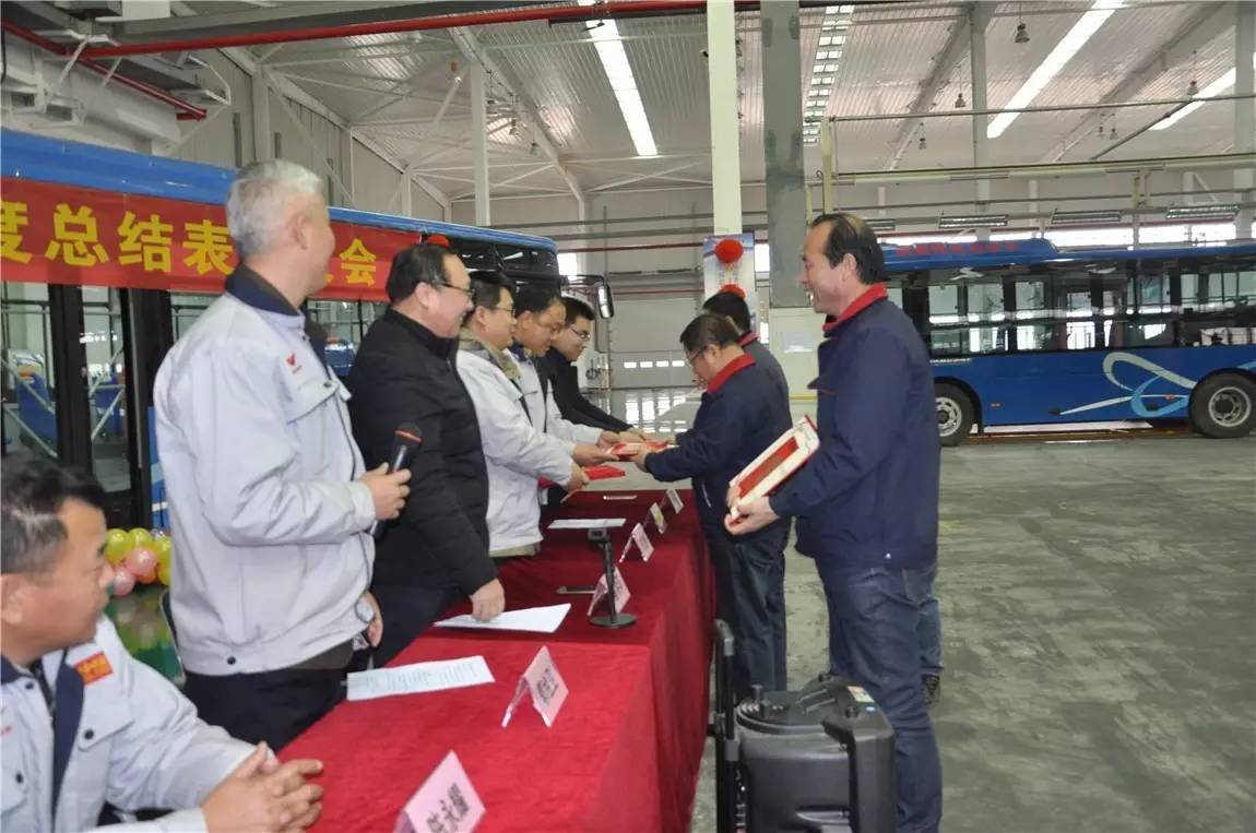 陜西躍迪公司領導向優秀員工和優秀管理者頒獎