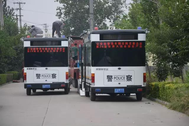 躍迪電動移動警務(wù)室裝車中,準(zhǔn)備發(fā)往白洋淀溫泉城公安分局