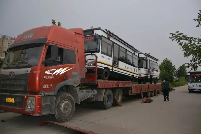 躍迪電動移動警務(wù)室裝車中,準(zhǔn)備發(fā)往白洋淀溫泉城公安分局