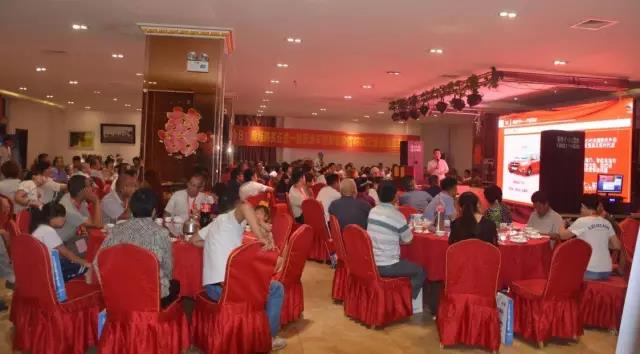 躍迪集團(tuán)銷售公司乘用車銷售分公司總經(jīng)理龍其華介紹本次團(tuán)購(gòu)會(huì)的優(yōu)惠政策