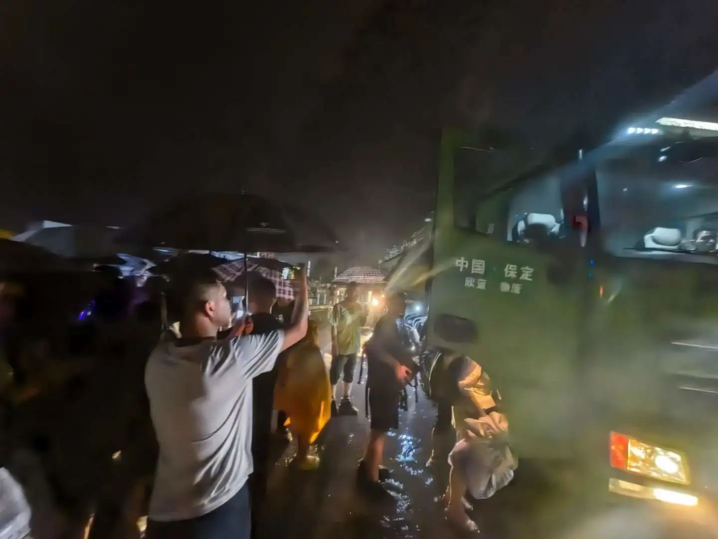 昨晚保定市強降暴雨丨躍迪汽車保定分公司，連夜出動70臺新能源渣土車參與保定市救援工作