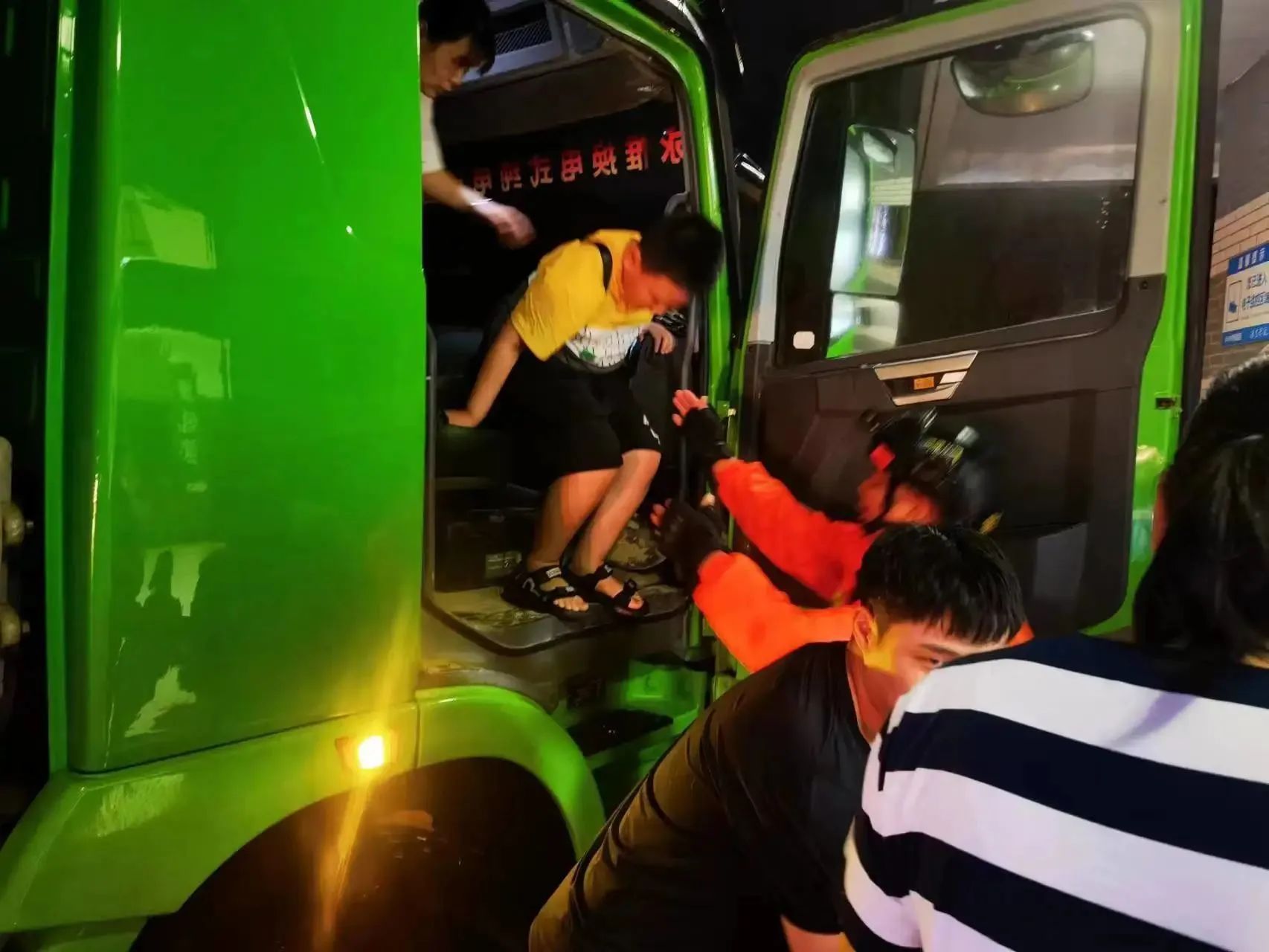 昨晚保定市強降暴雨丨躍迪汽車保定分公司，連夜出動70臺新能源渣土車參與保定市救援工作