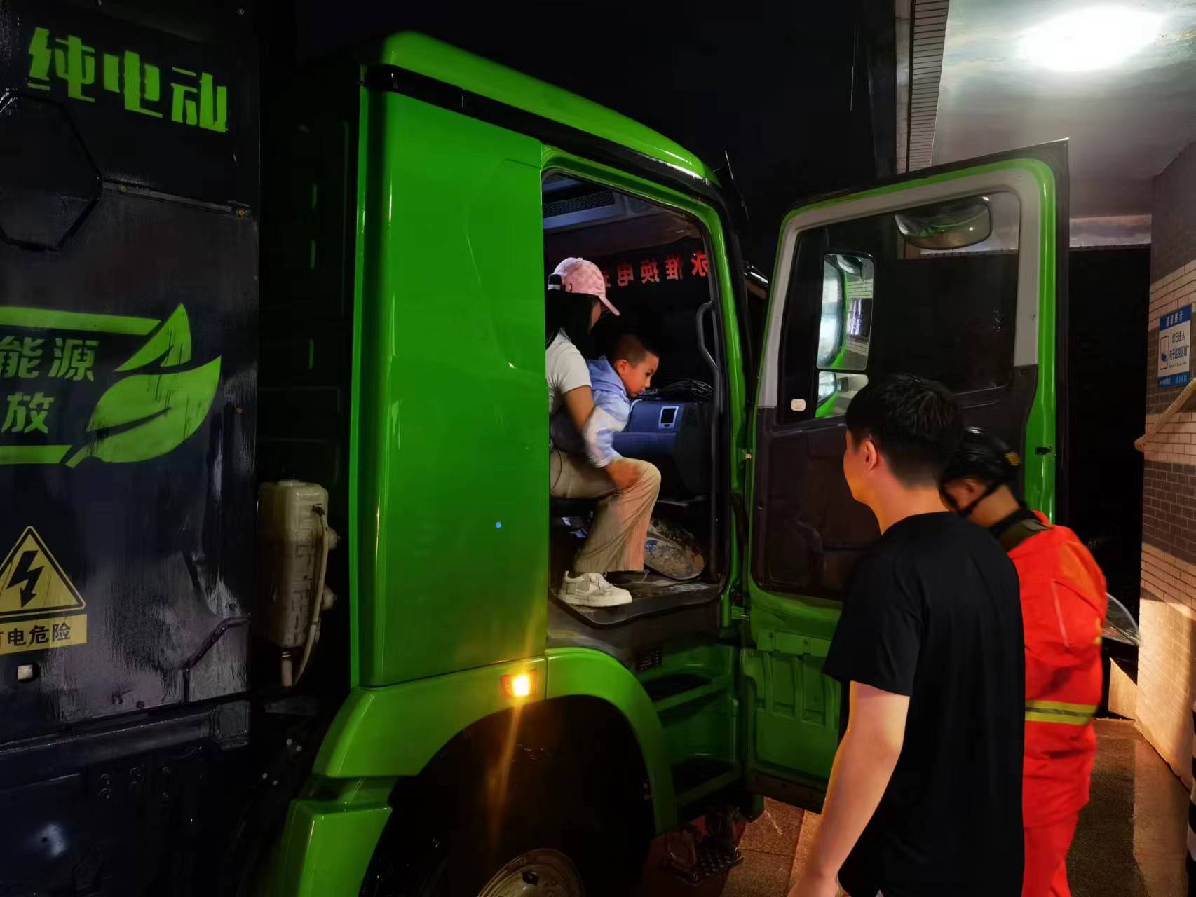 昨晚保定市強降暴雨丨躍迪汽車保定分公司，連夜出動70臺新能源渣土車參與保定市救援工作