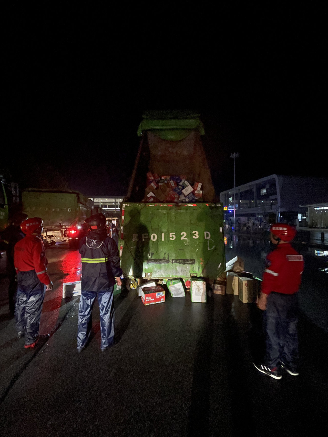 昨晚保定市強降暴雨丨躍迪汽車保定分公司，連夜出動70臺新能源渣土車參與保定市救援工作