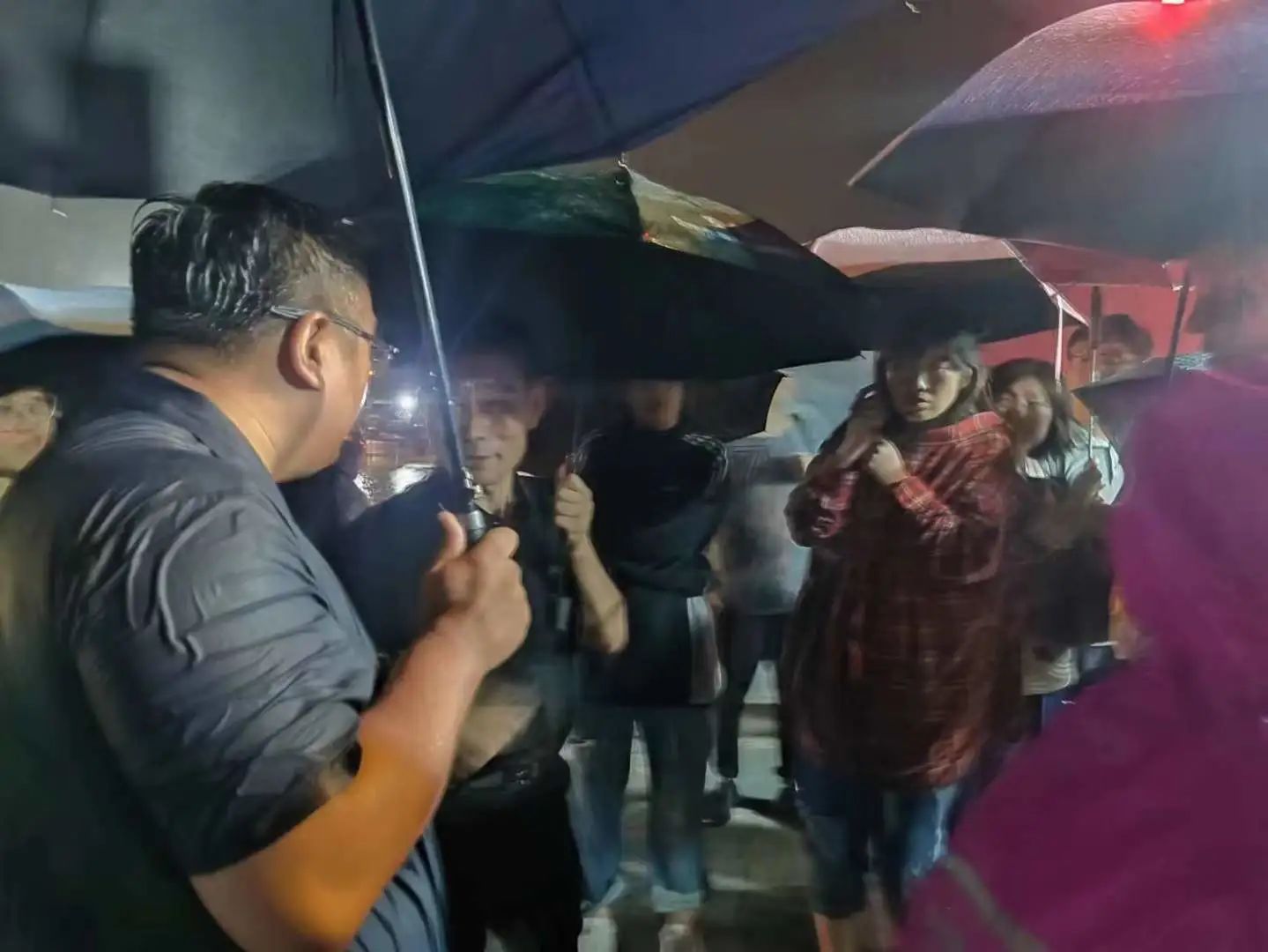 昨晚保定市強降暴雨丨躍迪汽車保定分公司，連夜出動70臺新能源渣土車參與保定市救援工作