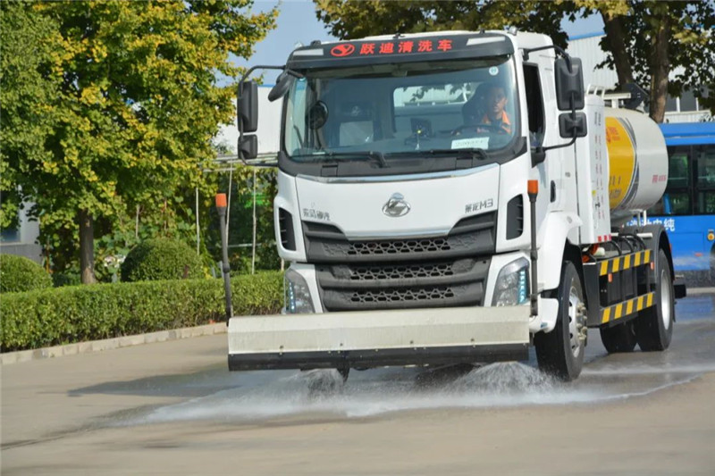 守護(hù)城市清潔丨躍迪純電動(dòng)清洗車助力道路光亮無(wú)污垢