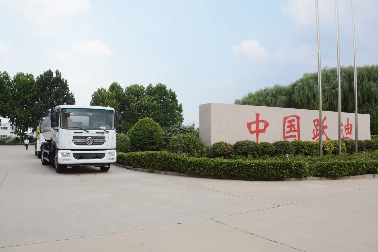 夏日降溫好幫手-躍迪集團新能源灑水車、新能源綠化噴灑車發車