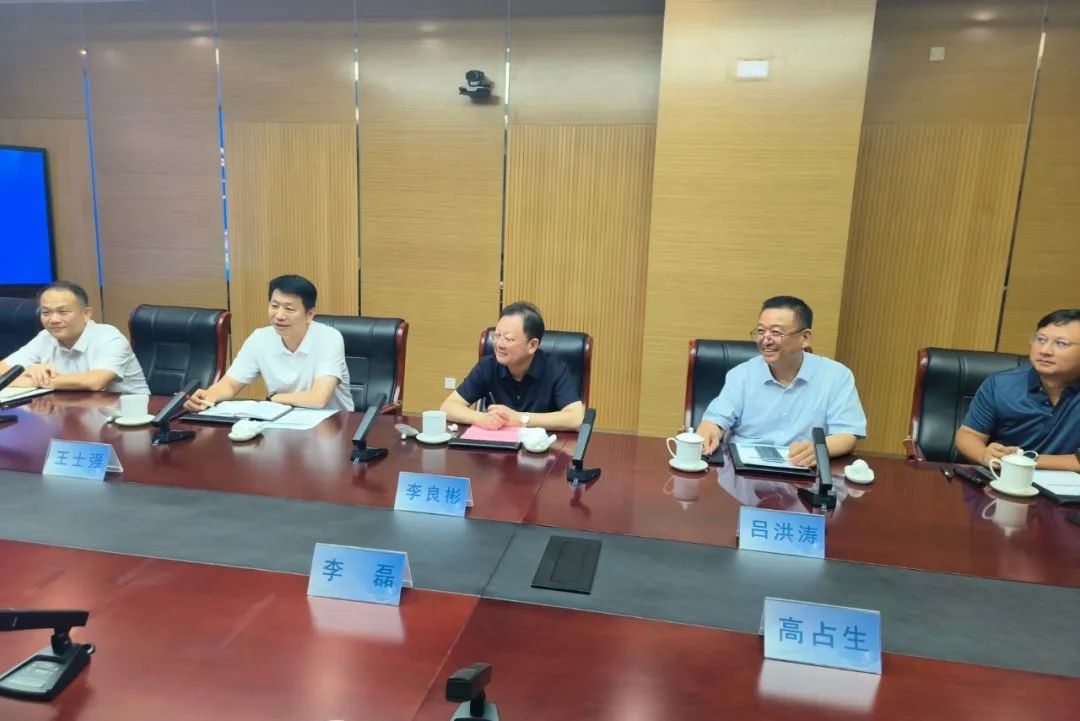 鋰業(yè)巨頭贛鋒鋰業(yè)董事長李良彬、躍迪集團(tuán)董事長呂洪濤聯(lián)袂造訪中國重汽，與劉正濤董事長洽談新能源領(lǐng)域合作前景