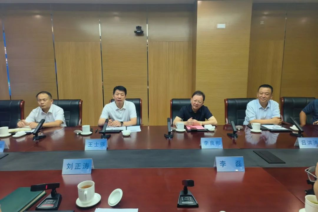 鋰業(yè)巨頭贛鋒鋰業(yè)董事長李良彬、躍迪集團(tuán)董事長呂洪濤聯(lián)袂造訪中國重汽，與劉正濤董事長洽談新能源領(lǐng)域合作前景